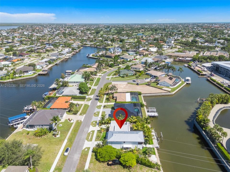 For Sale: $2,499,000 (5 beds, 5 baths, 2687 Square Feet)