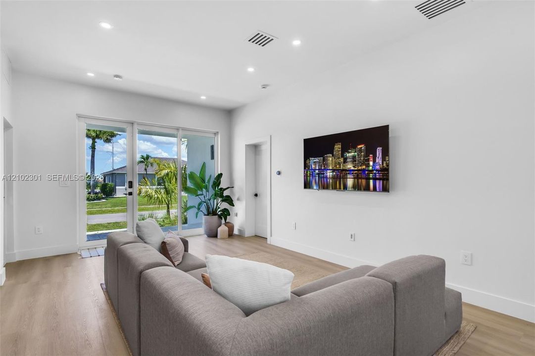 For Sale: $2,499,000 (5 beds, 5 baths, 2687 Square Feet)