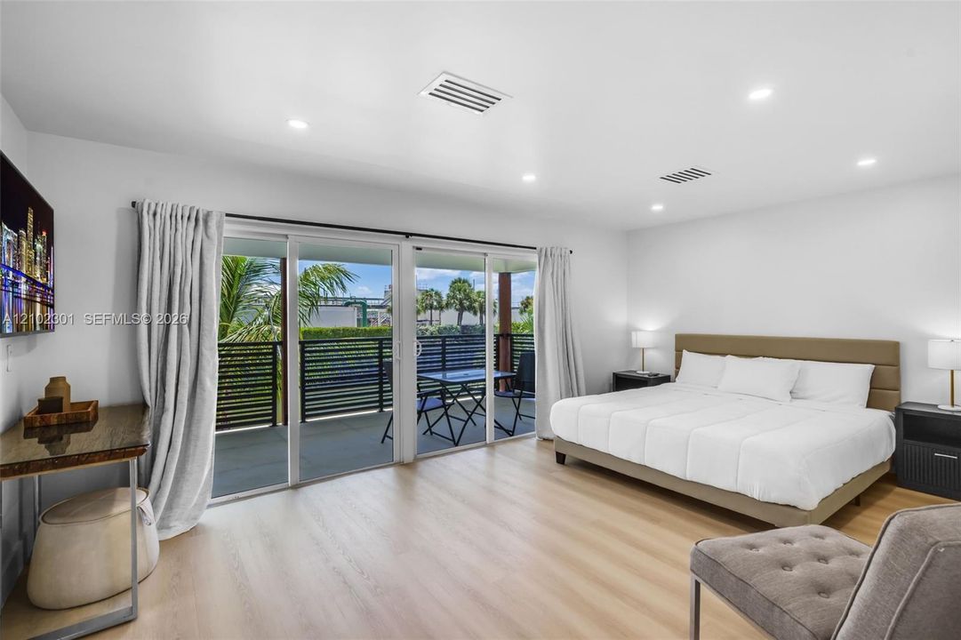 For Sale: $2,499,000 (5 beds, 5 baths, 2687 Square Feet)