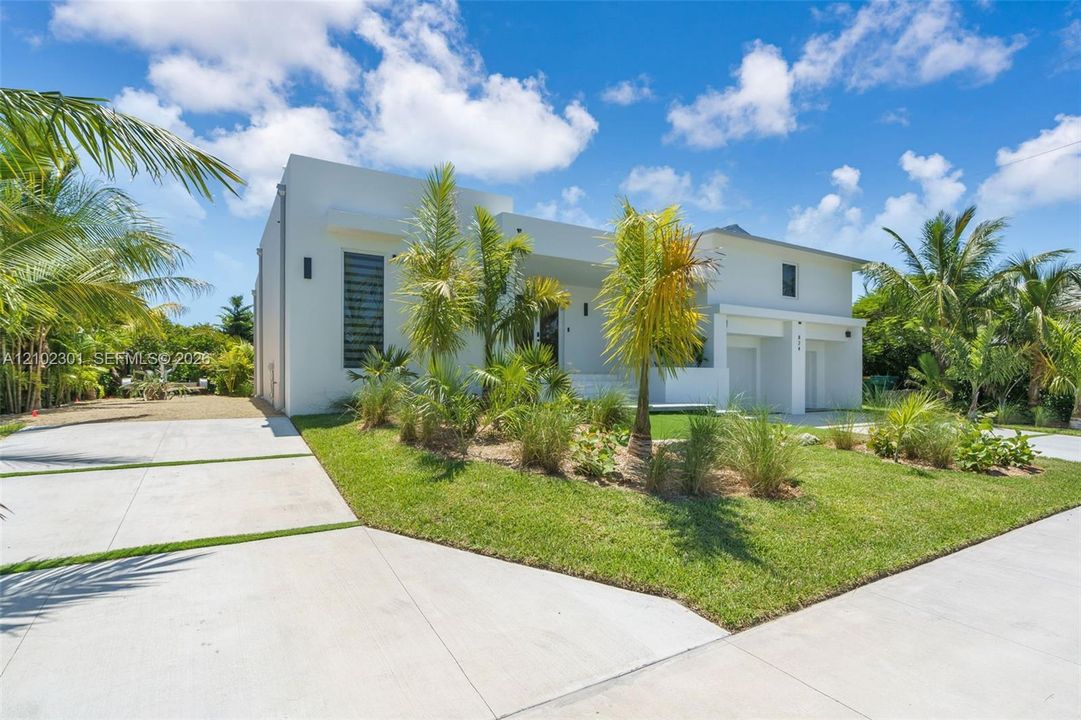For Sale: $2,499,000 (5 beds, 5 baths, 2687 Square Feet)