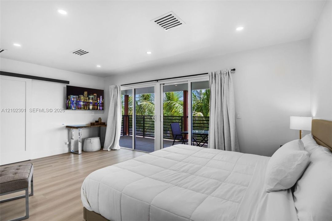 For Sale: $2,499,000 (5 beds, 5 baths, 2687 Square Feet)