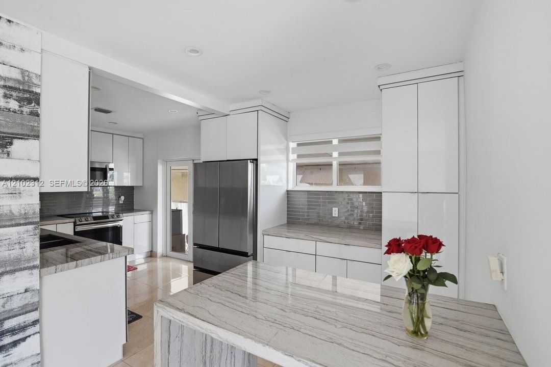 На продажу: $549,900 (3 спален, 2 ванн, 930 Квадратных фут)