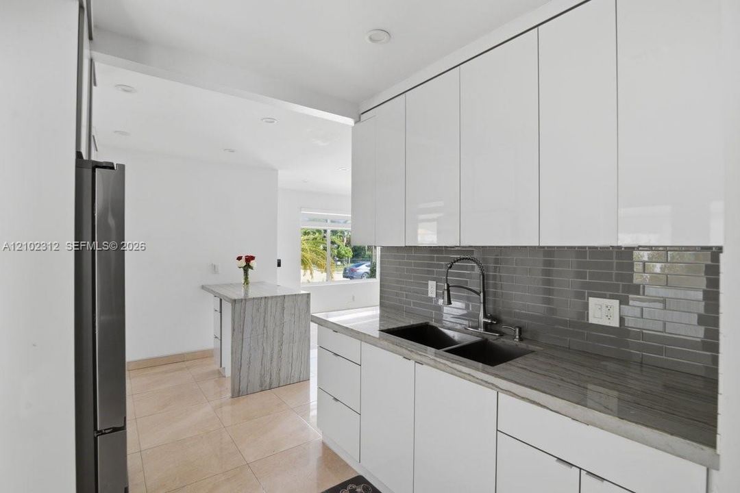 На продажу: $549,900 (3 спален, 2 ванн, 930 Квадратных фут)