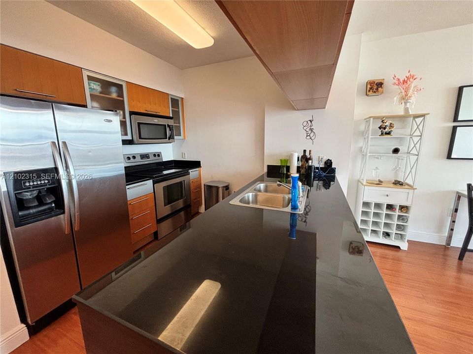 В аренду: $3,250 (1 спален, 1 ванн, 791 Квадратных фут)