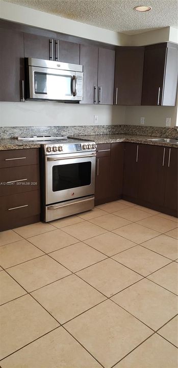 В аренду: $3,700 (4 спален, 2 ванн, 1728 Квадратных фут)