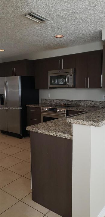 В аренду: $3,700 (4 спален, 2 ванн, 1728 Квадратных фут)