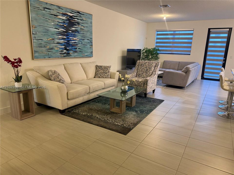 En Renta: $6,000 (4 camas, 3 baños, 2105 Pies cuadrados)
