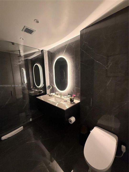 For Sale: $850,000 (1 beds, 1 baths, 617 Square Feet)