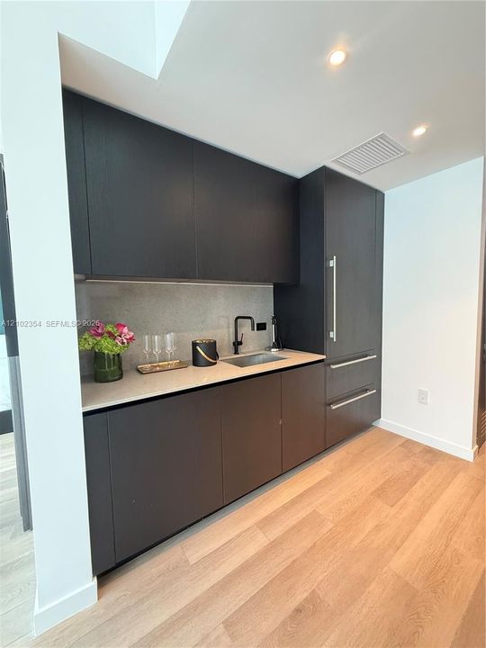 For Sale: $850,000 (1 beds, 1 baths, 617 Square Feet)
