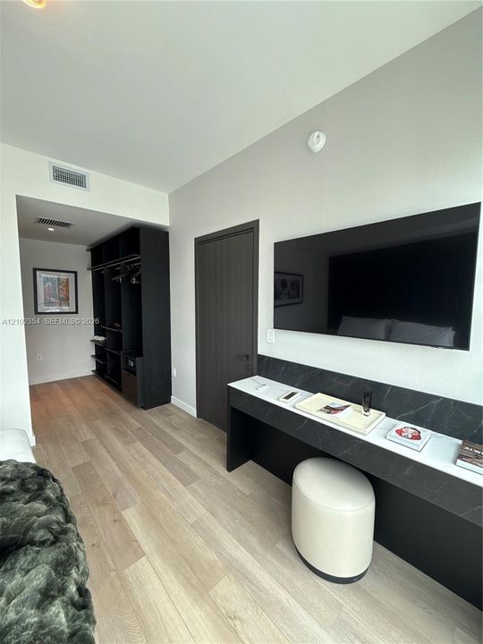 For Sale: $850,000 (1 beds, 1 baths, 617 Square Feet)