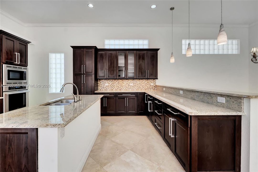 En Venta: $625,000 (3 camas, 2 baños, 2079 Pies cuadrados)