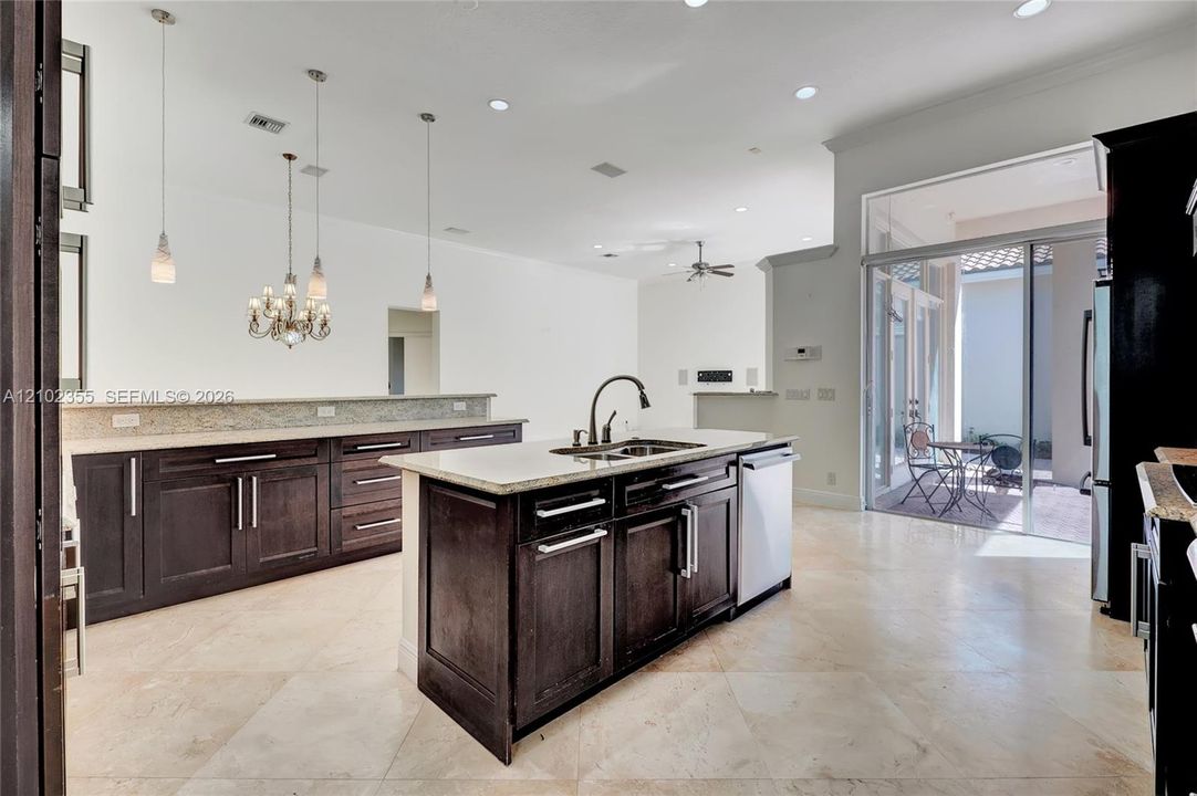 En Venta: $625,000 (3 camas, 2 baños, 2079 Pies cuadrados)