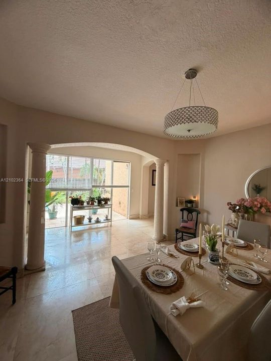 En Renta: $5,300 (5 camas, 4 baños, 3636 Pies cuadrados)