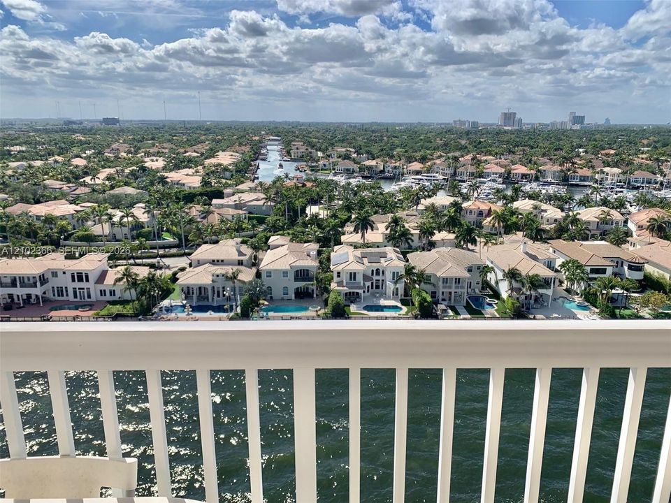For Sale: $379,900 (2 beds, 2 baths, 1221 Square Feet)