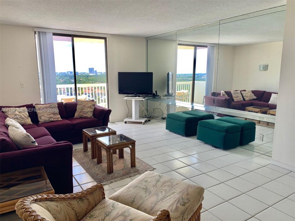 For Sale: $379,900 (2 beds, 2 baths, 1221 Square Feet)