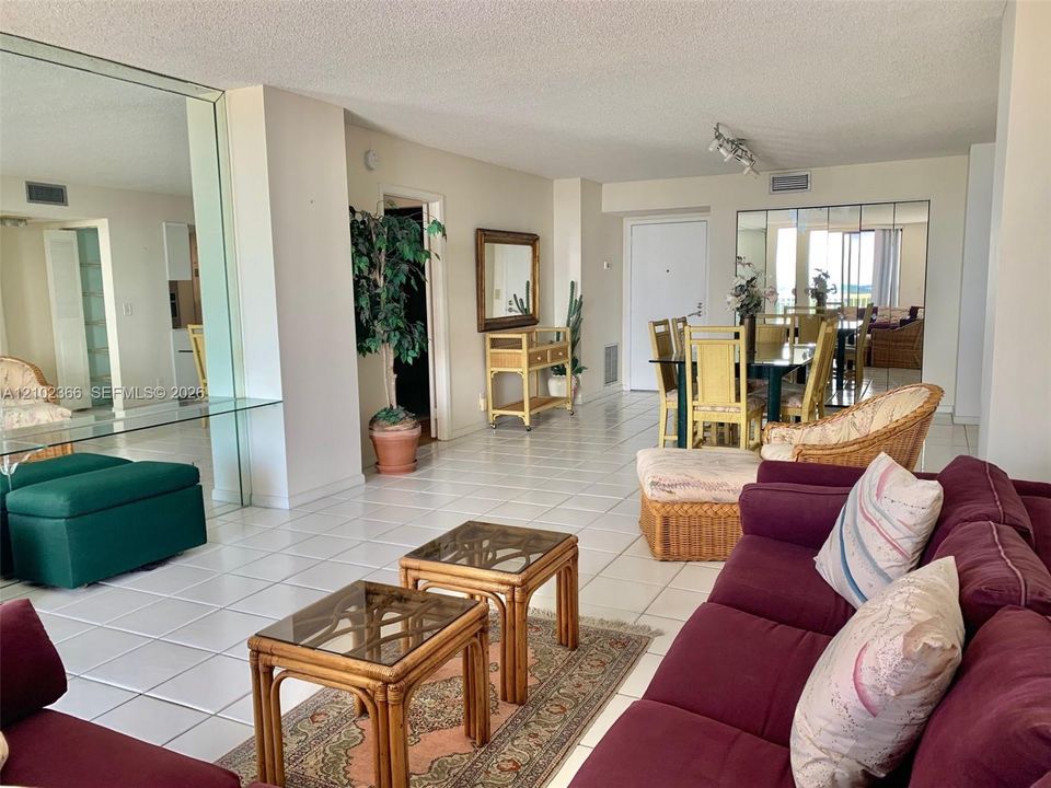 For Sale: $379,900 (2 beds, 2 baths, 1221 Square Feet)
