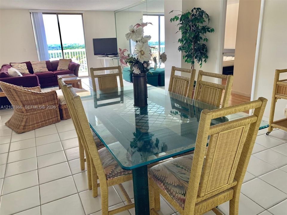 For Sale: $379,900 (2 beds, 2 baths, 1221 Square Feet)