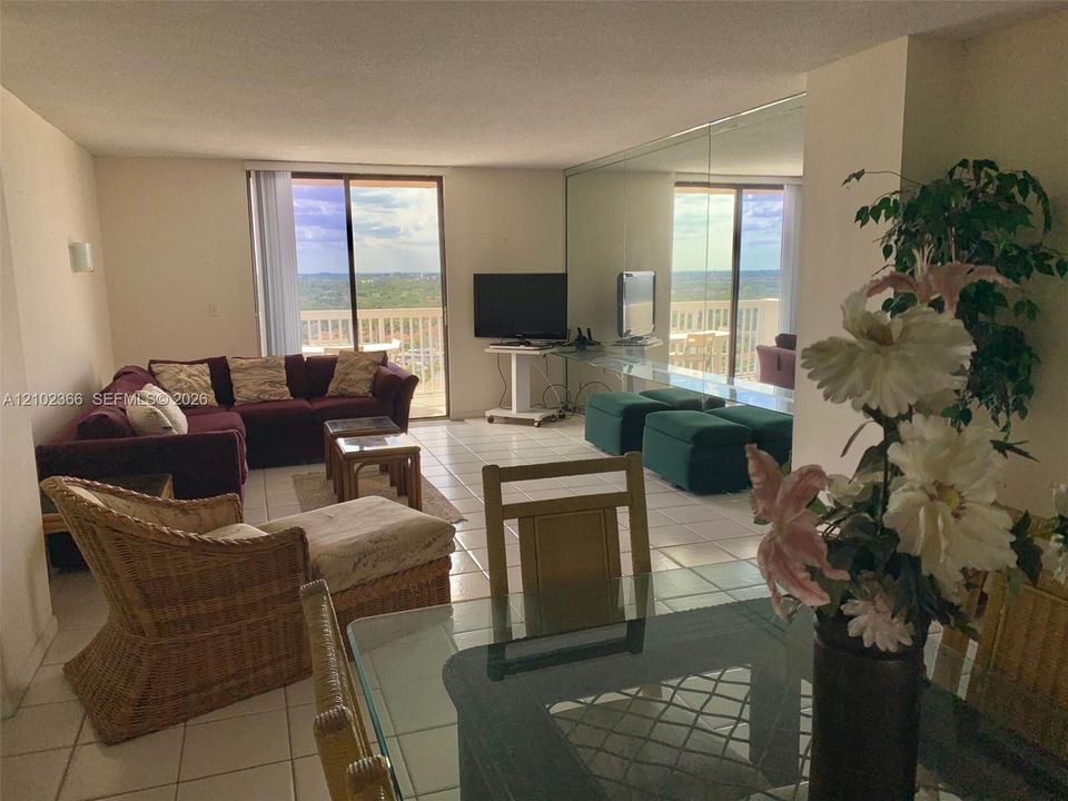 For Sale: $379,900 (2 beds, 2 baths, 1221 Square Feet)