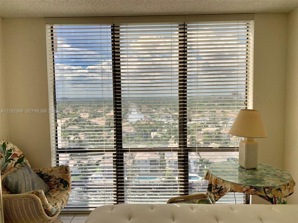 For Sale: $379,900 (2 beds, 2 baths, 1221 Square Feet)