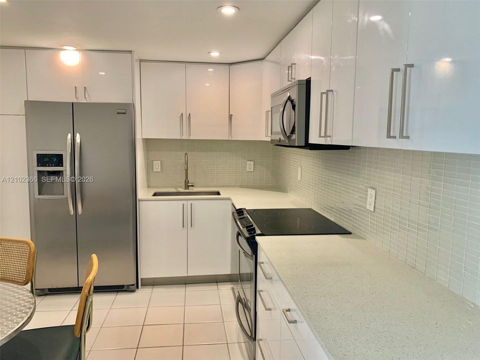 For Sale: $379,900 (2 beds, 2 baths, 1221 Square Feet)