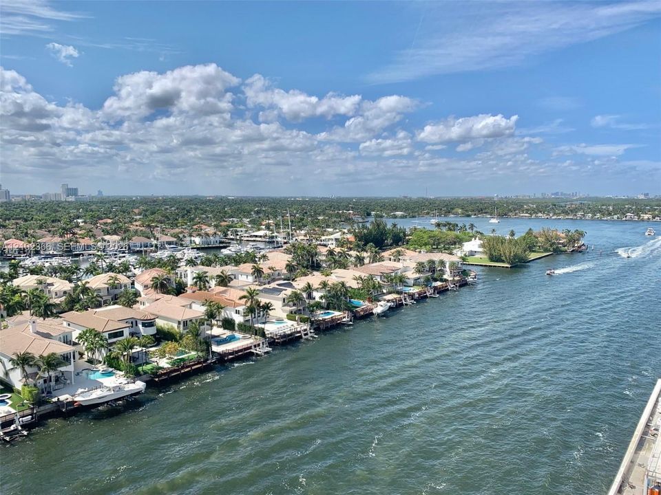 For Sale: $379,900 (2 beds, 2 baths, 1221 Square Feet)