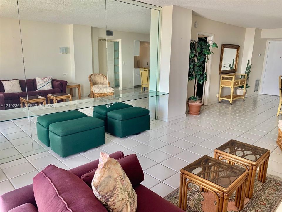 For Sale: $379,900 (2 beds, 2 baths, 1221 Square Feet)