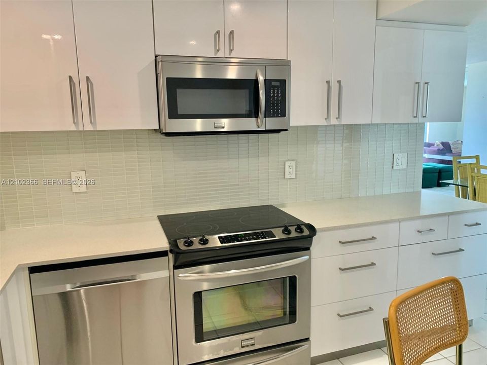 For Sale: $379,900 (2 beds, 2 baths, 1221 Square Feet)