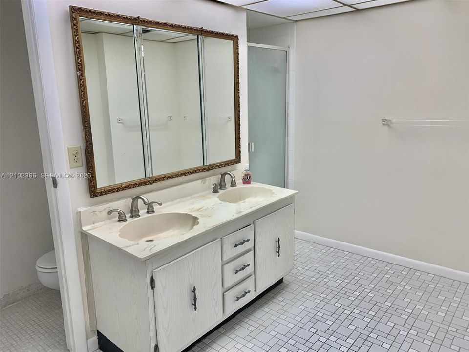 For Sale: $379,900 (2 beds, 2 baths, 1221 Square Feet)
