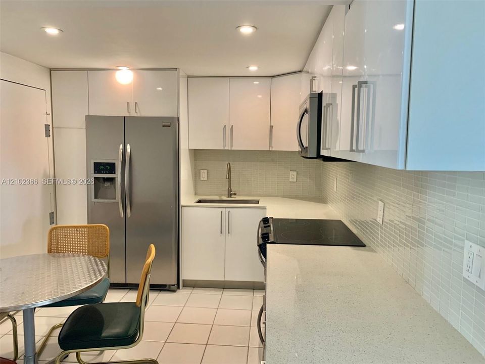 For Sale: $379,900 (2 beds, 2 baths, 1221 Square Feet)