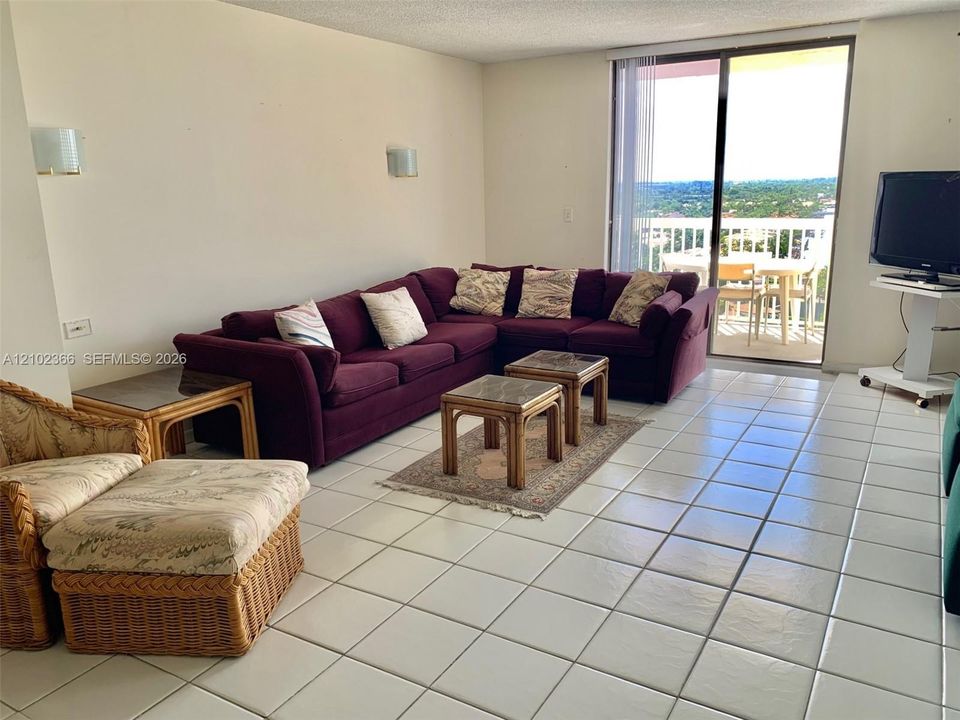 For Sale: $379,900 (2 beds, 2 baths, 1221 Square Feet)