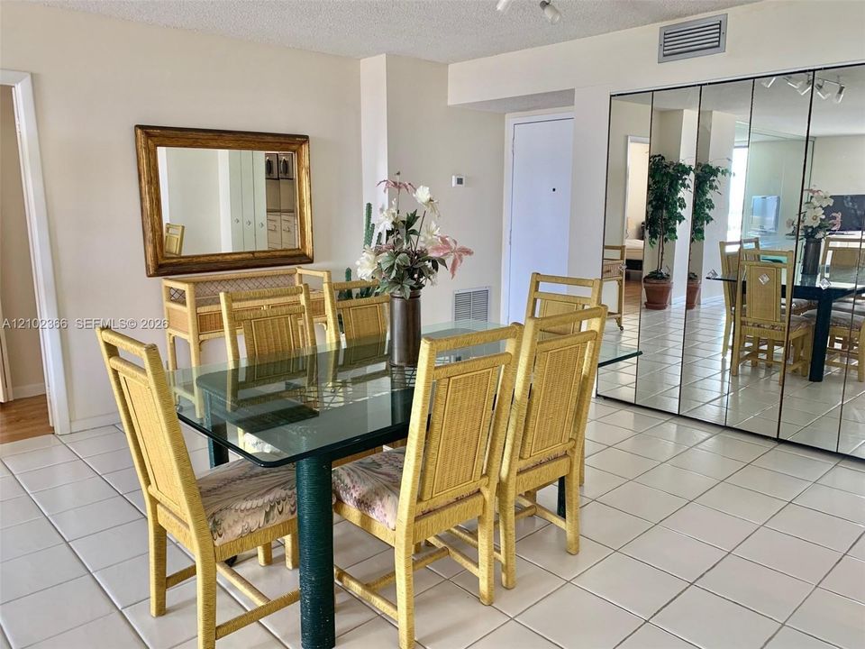 For Sale: $379,900 (2 beds, 2 baths, 1221 Square Feet)