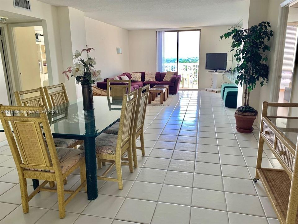 For Sale: $379,900 (2 beds, 2 baths, 1221 Square Feet)