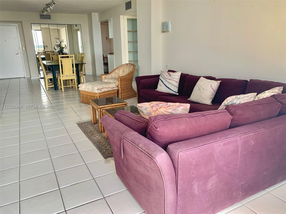 For Sale: $379,900 (2 beds, 2 baths, 1221 Square Feet)