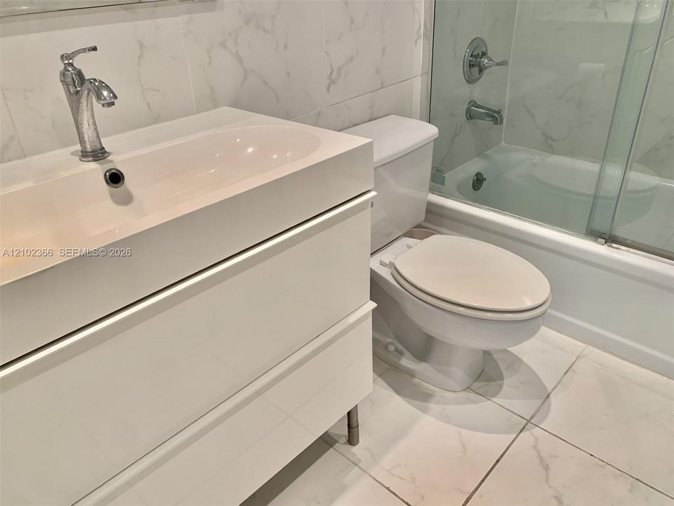 For Sale: $379,900 (2 beds, 2 baths, 1221 Square Feet)