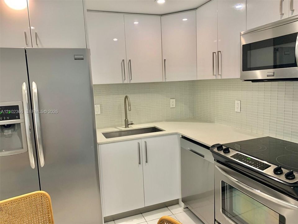 For Sale: $379,900 (2 beds, 2 baths, 1221 Square Feet)