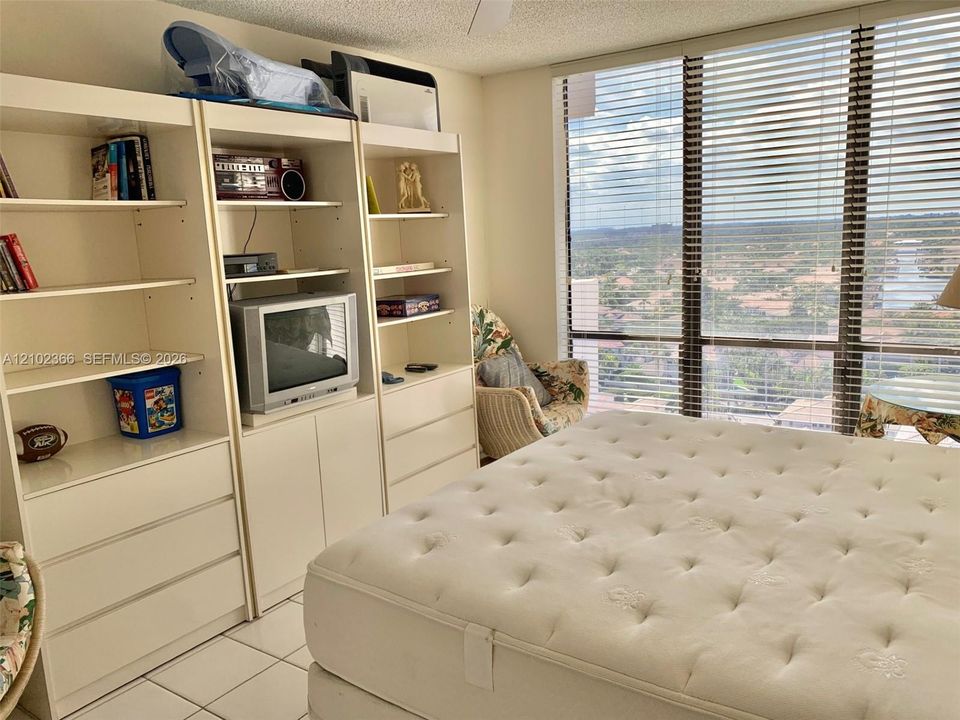 For Sale: $379,900 (2 beds, 2 baths, 1221 Square Feet)