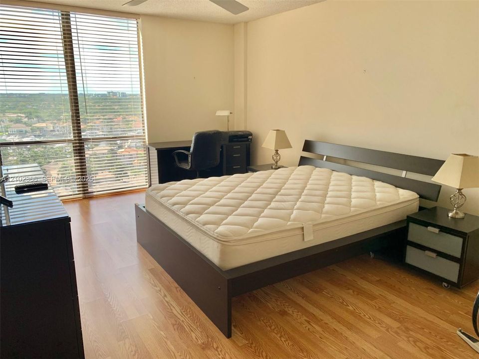 For Sale: $379,900 (2 beds, 2 baths, 1221 Square Feet)