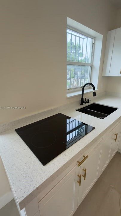 For Rent: $1,950 (1 beds, 1 baths, 444 Square Feet)