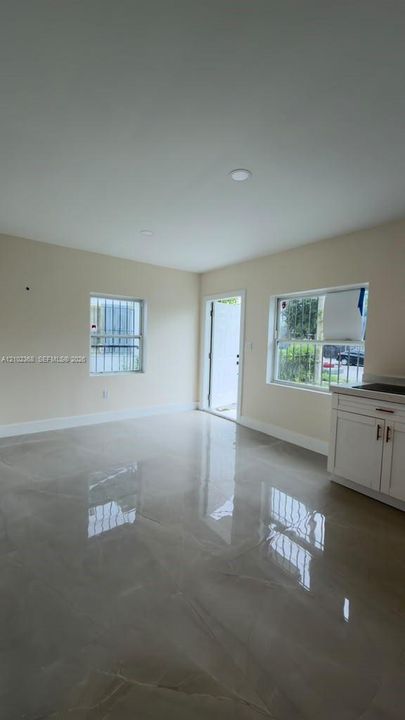 For Rent: $1,950 (1 beds, 1 baths, 444 Square Feet)