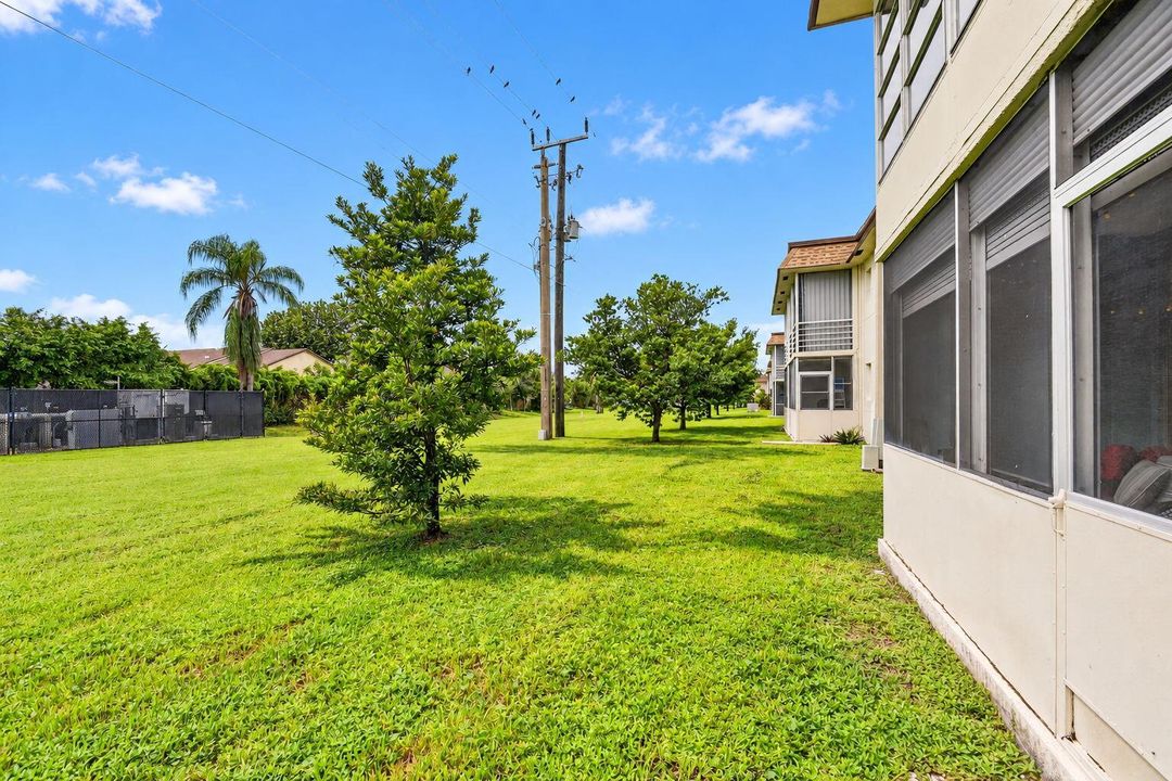 28-web-or-mls-Sunny canal-front home, ve