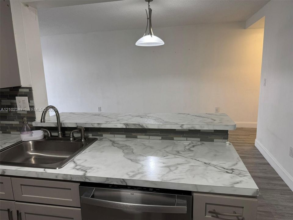 В аренду: $2,390 (2 спален, 2 ванн, 1000 Квадратных фут)
