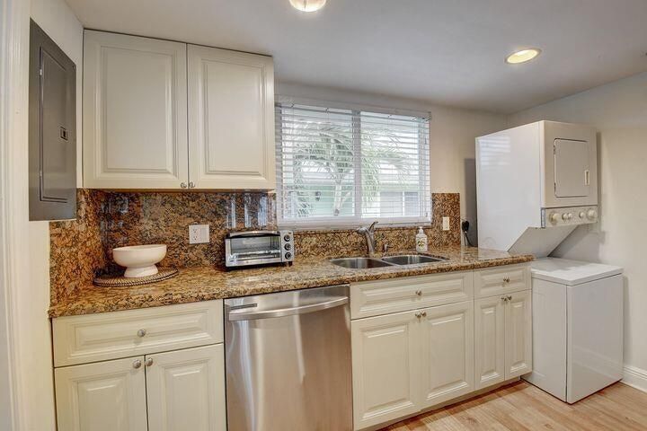 Unit 4 Kitchen
