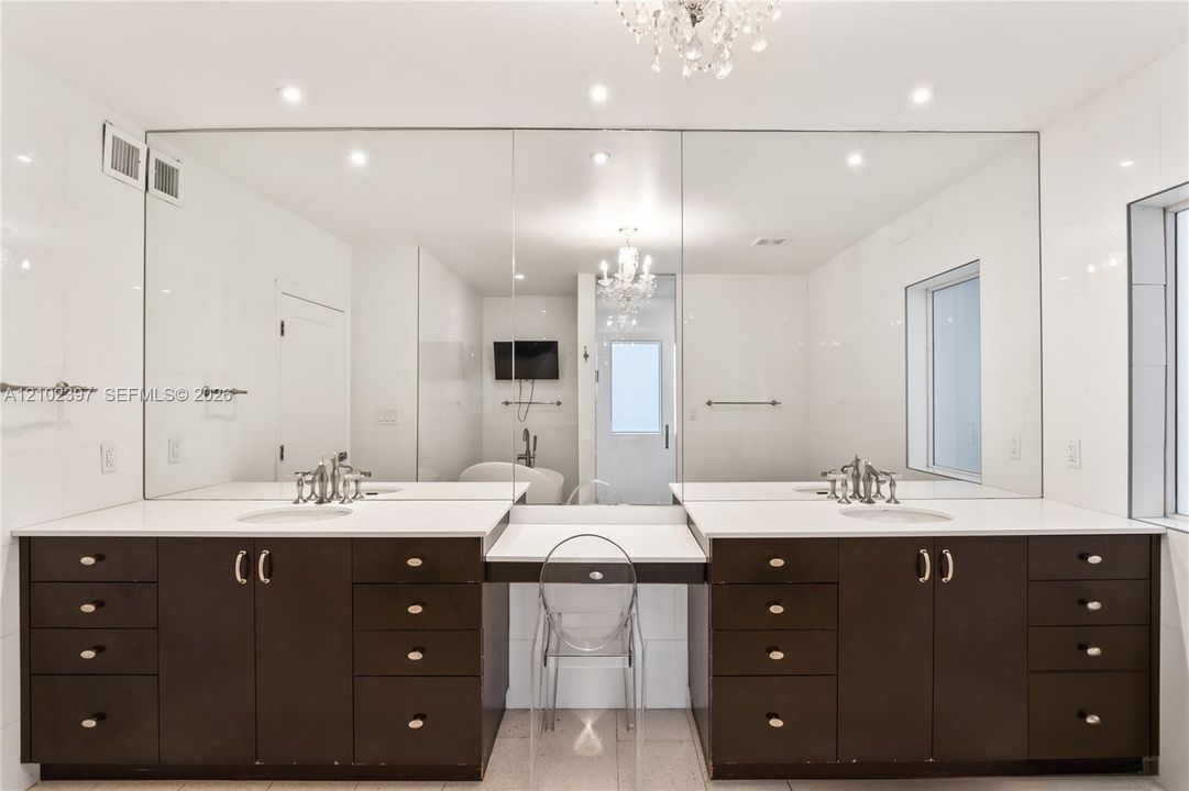 En Venta: $1,800,000 (5 camas, 5 baños, 4881 Pies cuadrados)