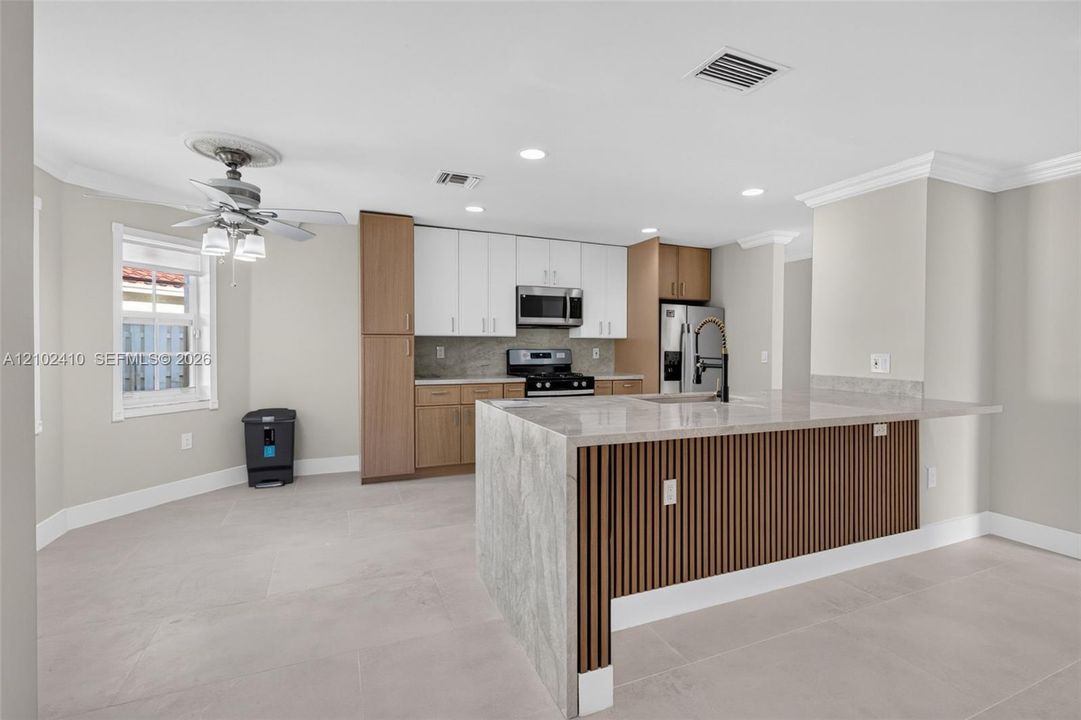 En Venta: $950,000 (5 camas, 4 baños, 2466 Pies cuadrados)