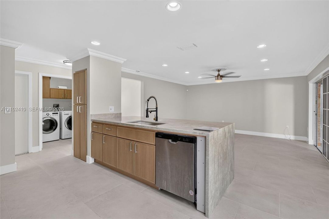 En Venta: $950,000 (5 camas, 4 baños, 2466 Pies cuadrados)