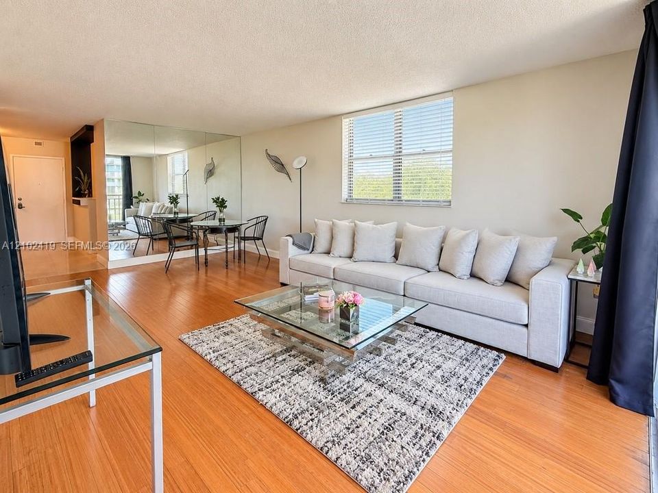 For Rent: $2,100 (1 beds, 1 baths, 900 Square Feet)