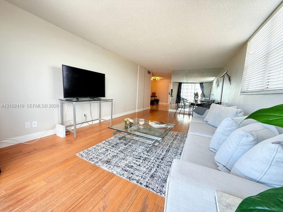 For Rent: $2,100 (1 beds, 1 baths, 900 Square Feet)