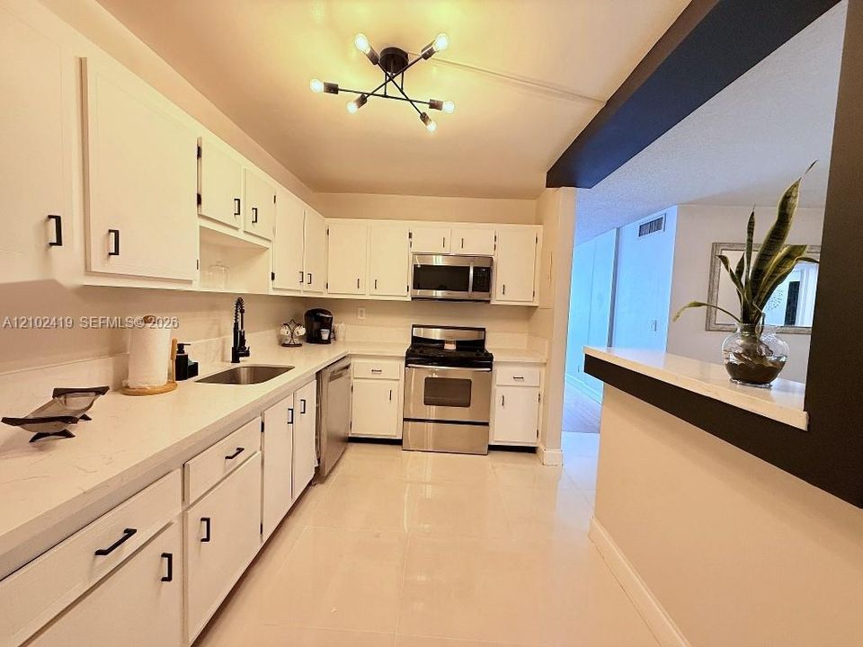 For Rent: $2,100 (1 beds, 1 baths, 900 Square Feet)
