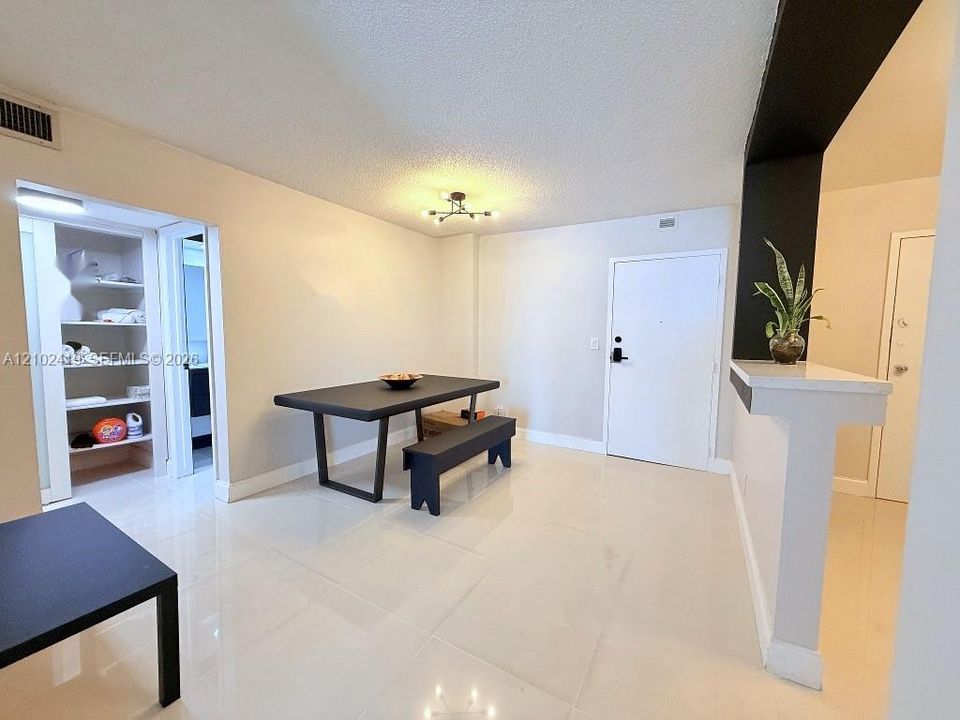 For Rent: $2,100 (1 beds, 1 baths, 900 Square Feet)