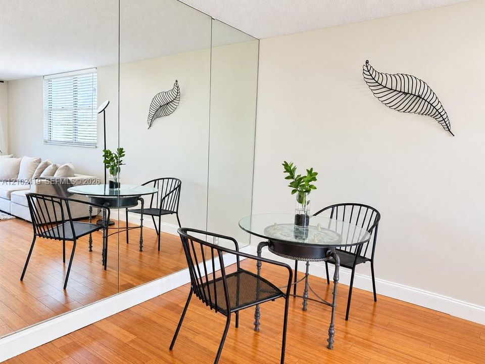 For Rent: $2,100 (1 beds, 1 baths, 900 Square Feet)